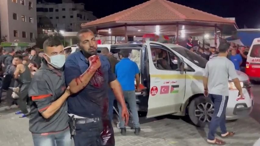 Stovky mrtvých po zásahu nemocnice v Gaze. Raketa islamistů, říká Izrael